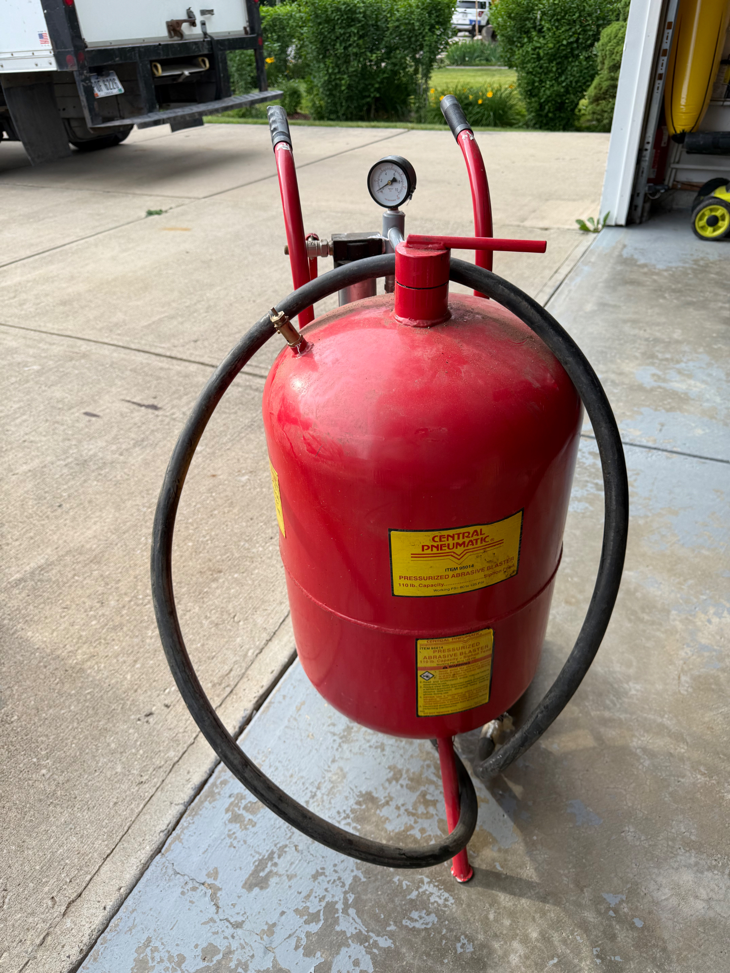 Central Pneumatic 110 lb Pressurized Sandblaster